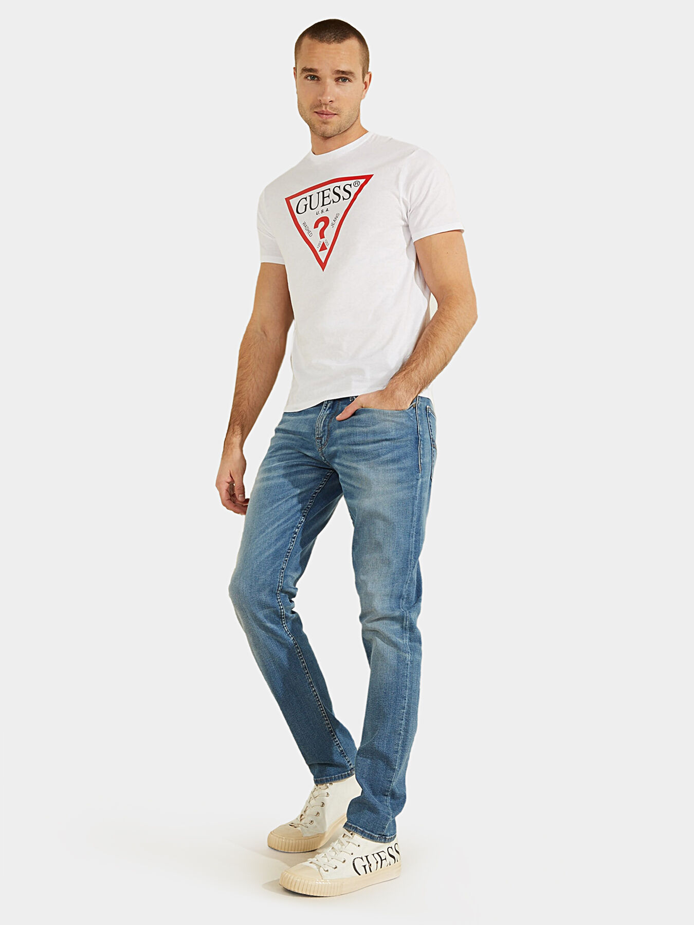 Black t-shirt with triangle logo brand GUESS — Globalbrandsstore.com/en