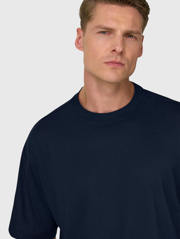 Oversized T-shirt with a round neckline - 4