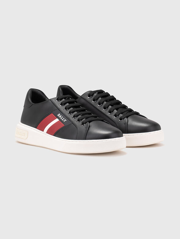Sneakers with a contrasting logo - 2