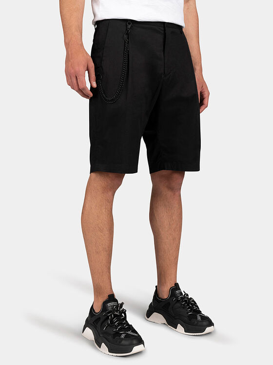 Черни къси панталони с метален детайл - 1
