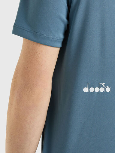 Blue T-shirt with contrasting elements - 4