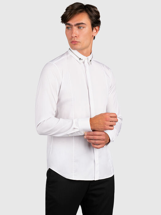 Shirt with zipper on the collar
