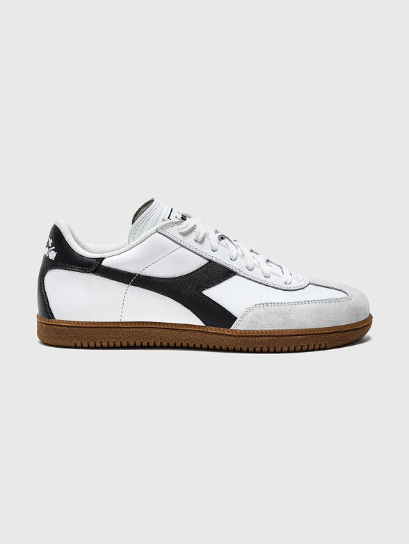 Sports shoes with contrasting details - 1