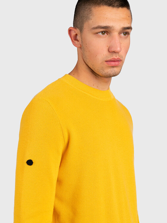 Жълт памучен пуловер - 2