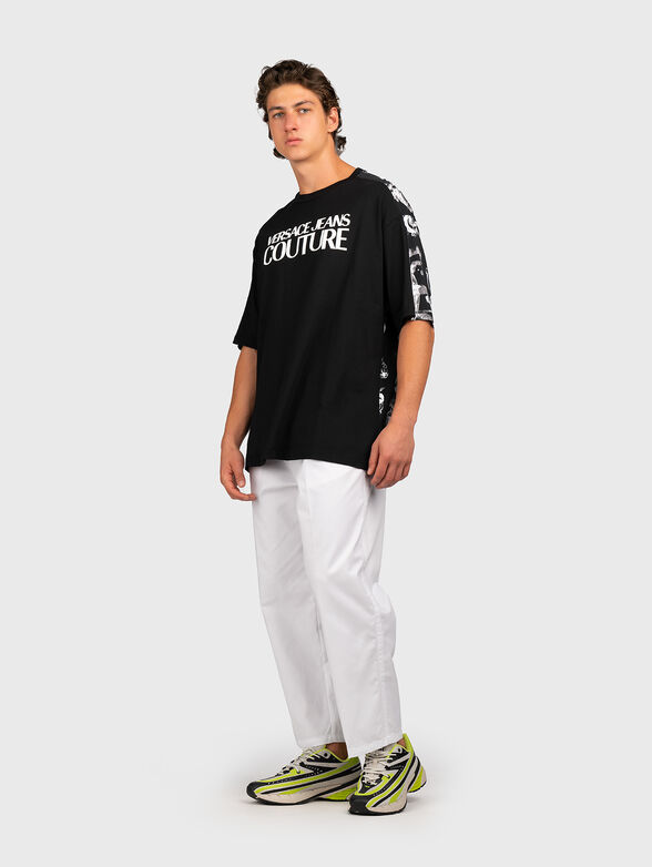 White pants with contrast logo detail - 4