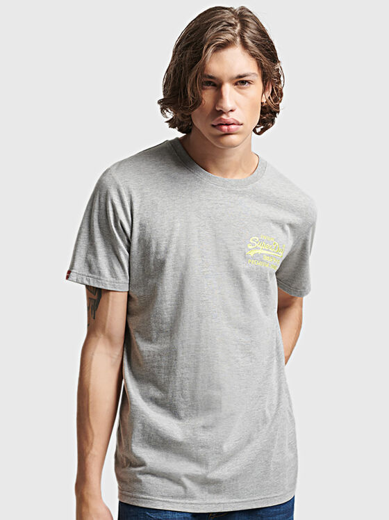 Сива тениска с жълта лого бродерия - 1
