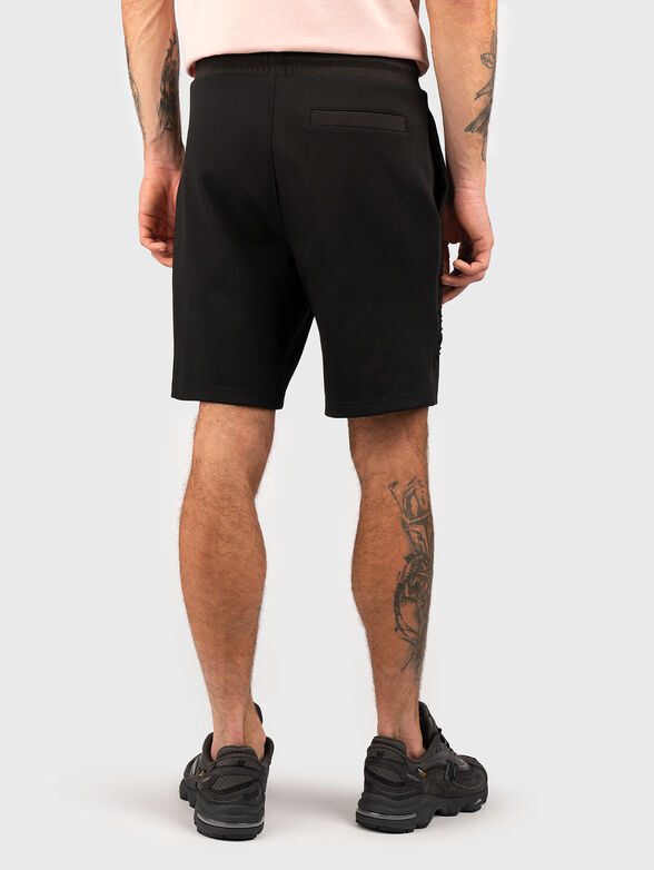 Beige shorts with embossed logo - 2