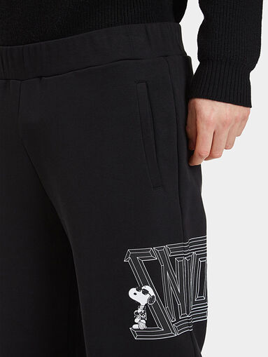Sports pants with art details - 3