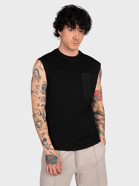 Черен топ акцентен джоб и лого принт - 1