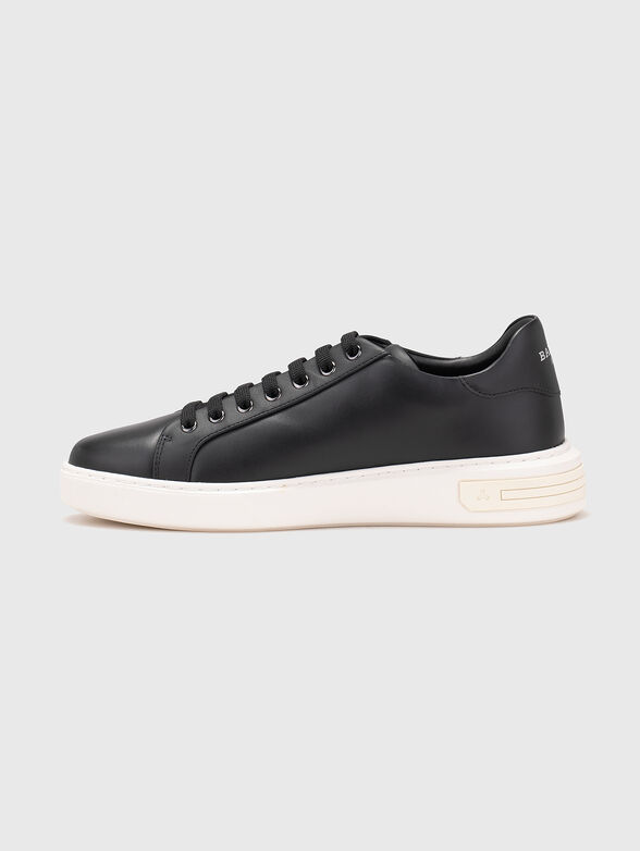 Sneakers with a contrasting logo - 4
