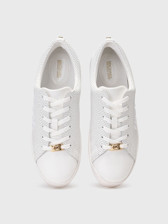 White sports shoes with accent logo - 6