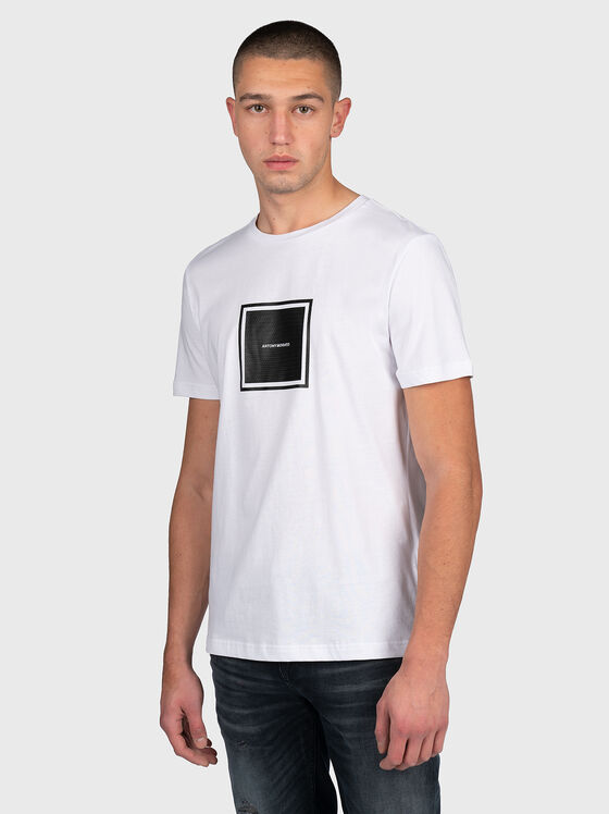 Бяла памучна тениска с квадратен принт - 1