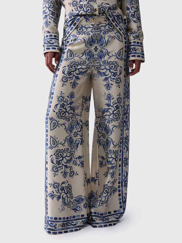 Wide-leg pants with a floral print - 1