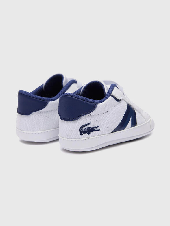White sports shoes with logo - 3