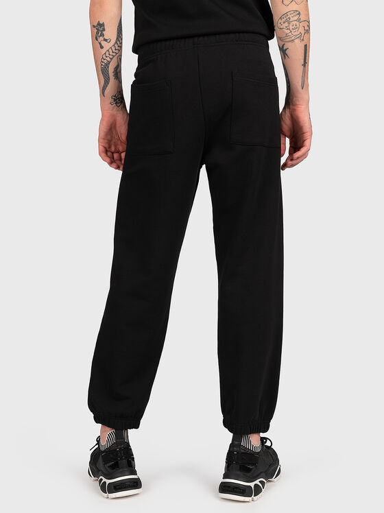 Черен панталон с контрастно лого - 2
