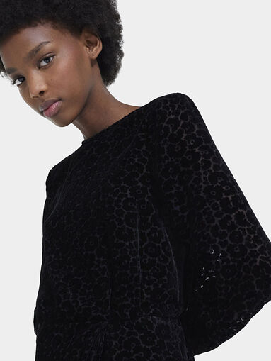 Dress with long sleeve and floral accents - 3