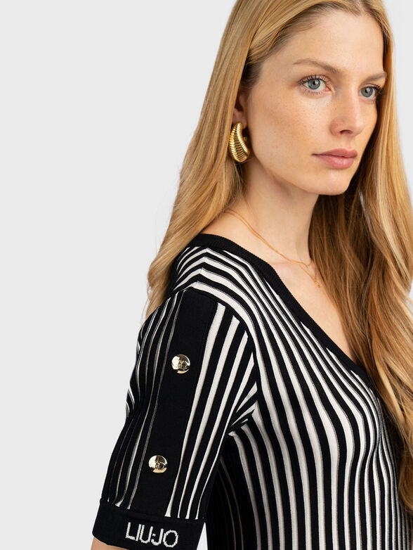 Knitted mini dress with V-neck - 3