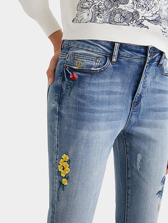 Skinny jeans with floral details - 6