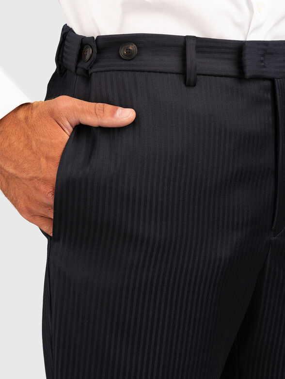 Straight trousers with pockets - 4