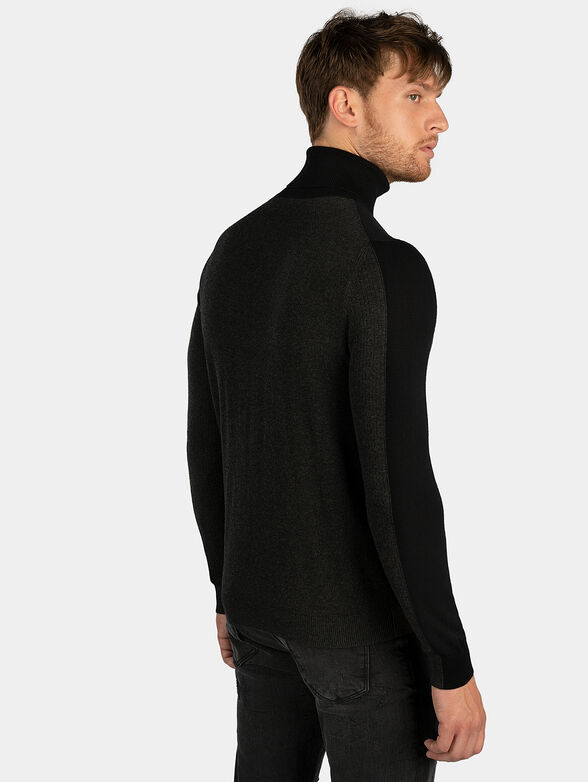 Two-coloured sweater with turtle neck - 3