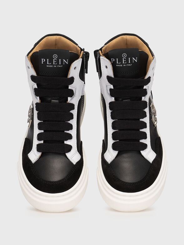 Black and white sports shoes with logo accents - 6