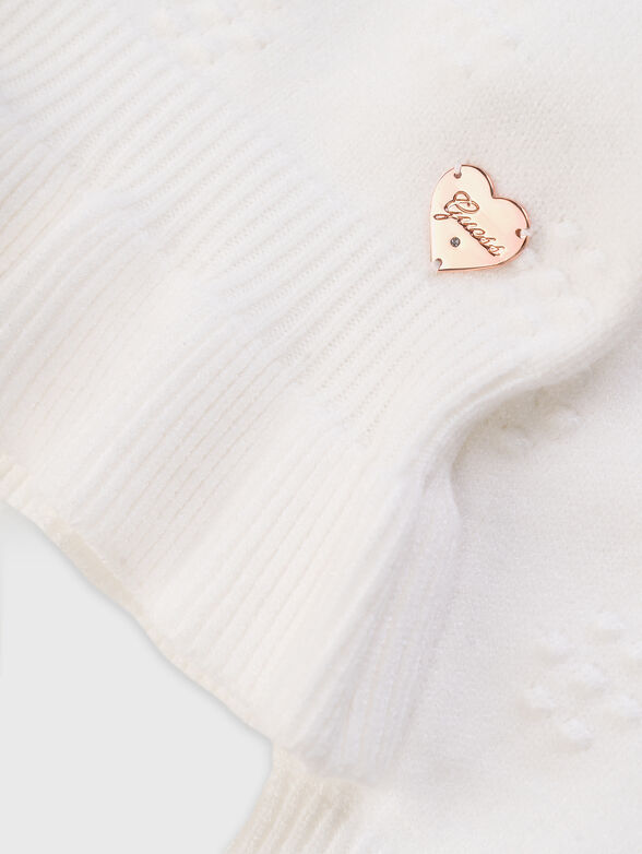 White sweater with an oval neckline - 4