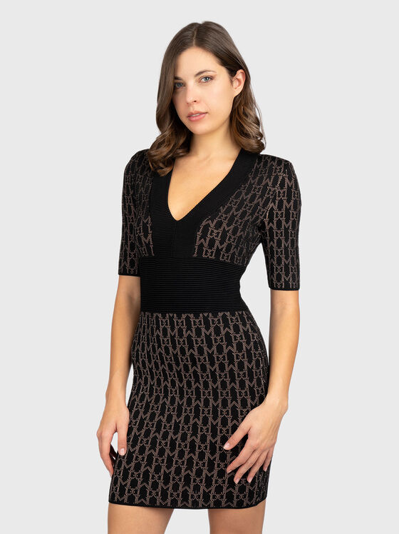 Рокля с V-образно деколте и монограм - 1