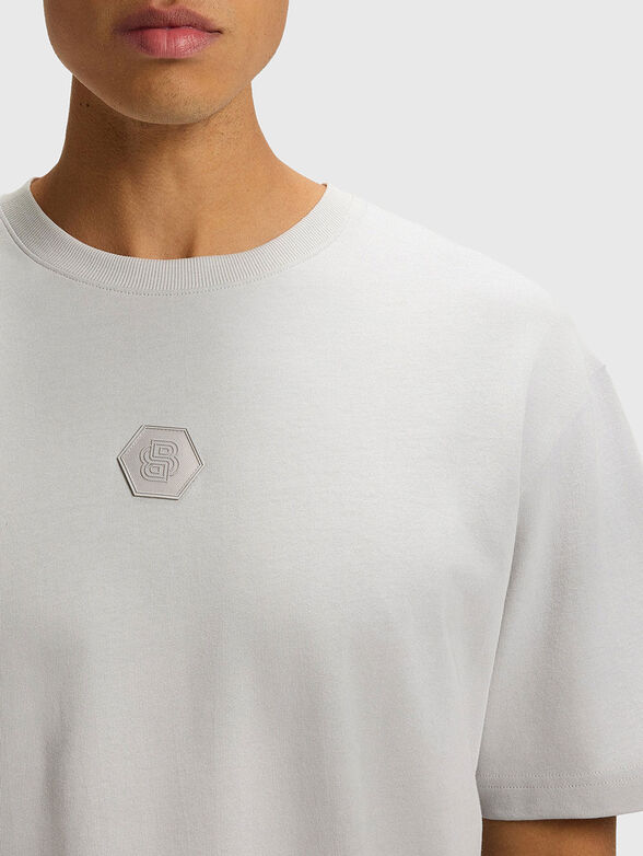 T-shirt with oval neckline in gray - 4