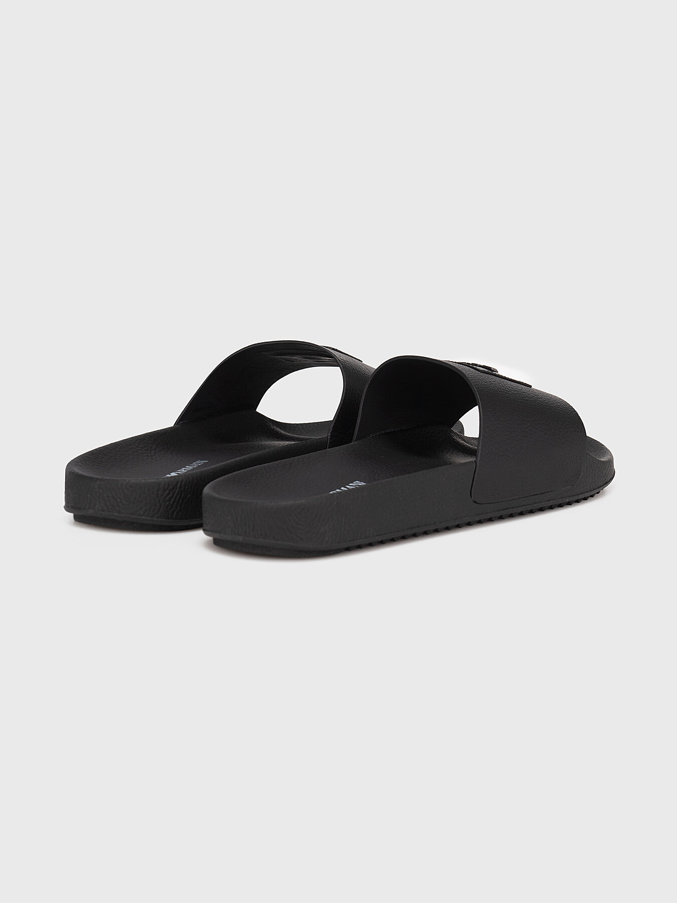 FENDI LEATHER SLIPPERS 上質レザー スリッパ 洗練 ロゴ Leather with fendy materials crossed slippers | Leather