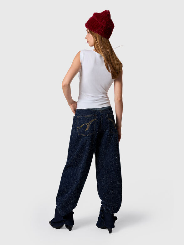 Textured jeans with contrasting pockets - 2