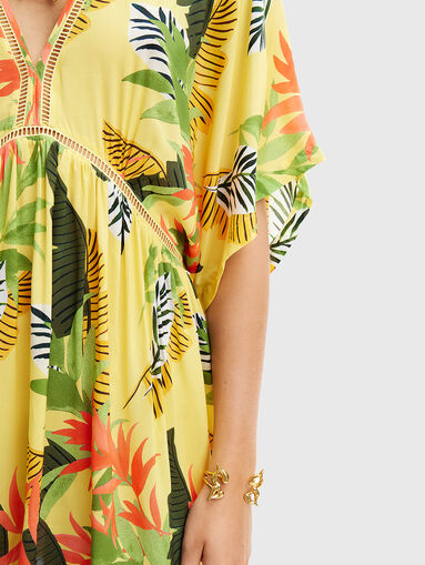 Beach dress with tropical print - 4