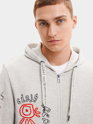 Grey sweatshirt with hood and print - 3