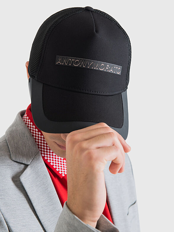 Black baseball cap with logo accent - 2