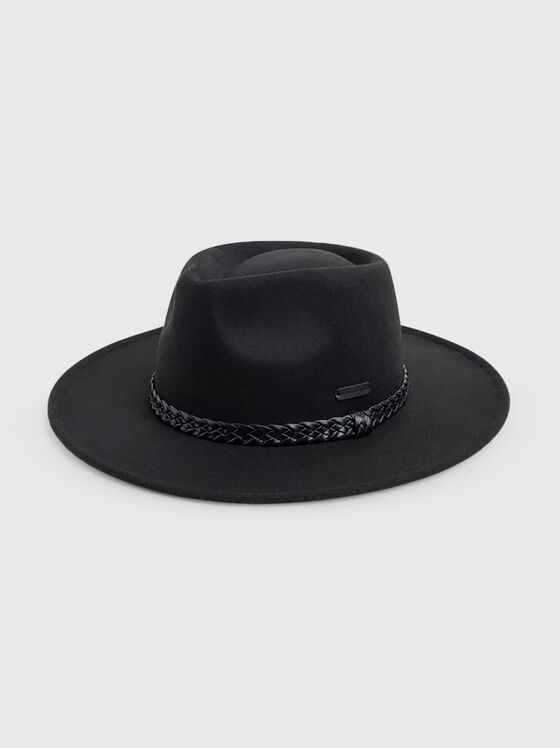 Черна шапка TATIANNE с детайл - 1