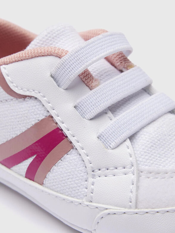 White sports shoes with logo - 4
