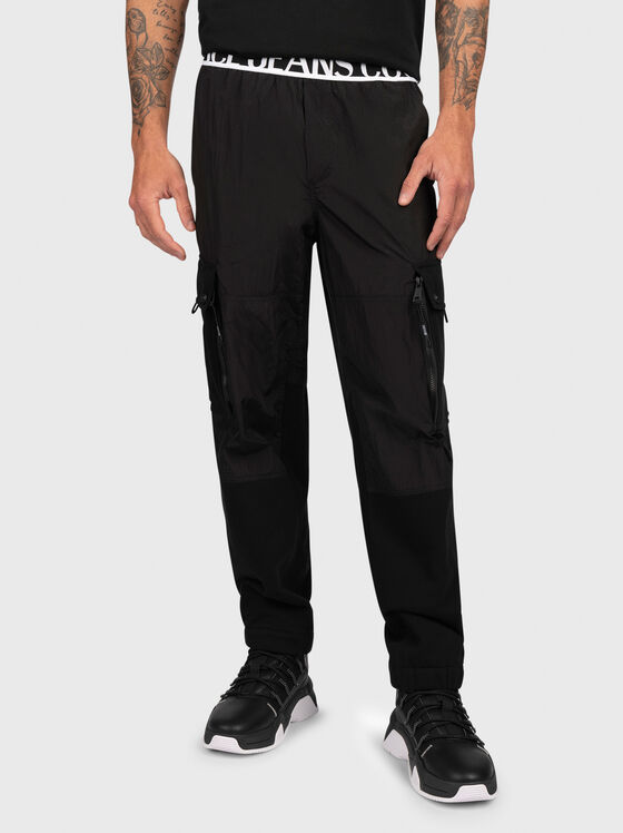 Черен спортен панталон с лого детайл - 1