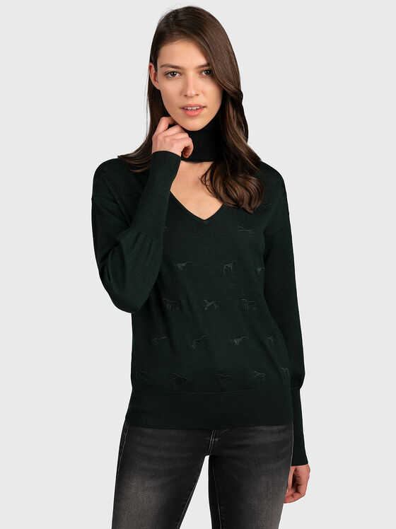 Зелен пуловер с изрязан детайл - 1