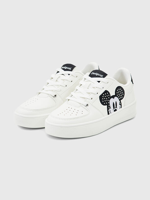 Sports shoes with contrasting accents - 2