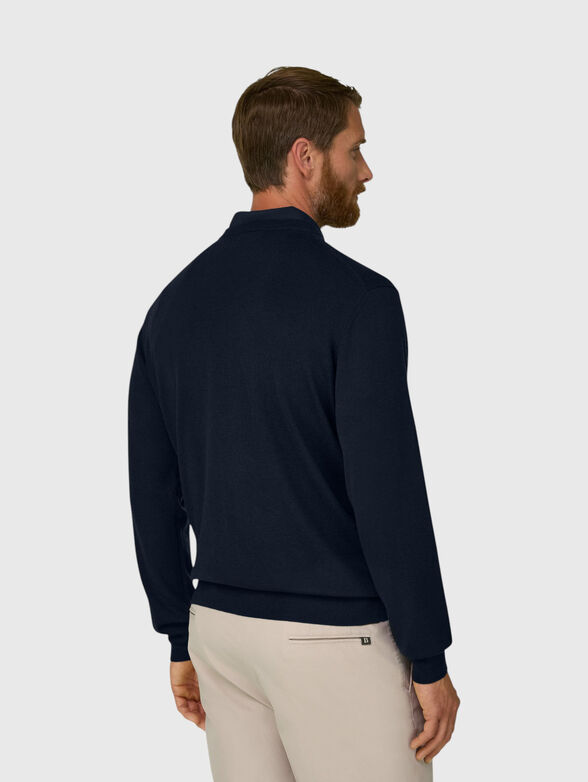 Wool sweater with an oval neckline - 3