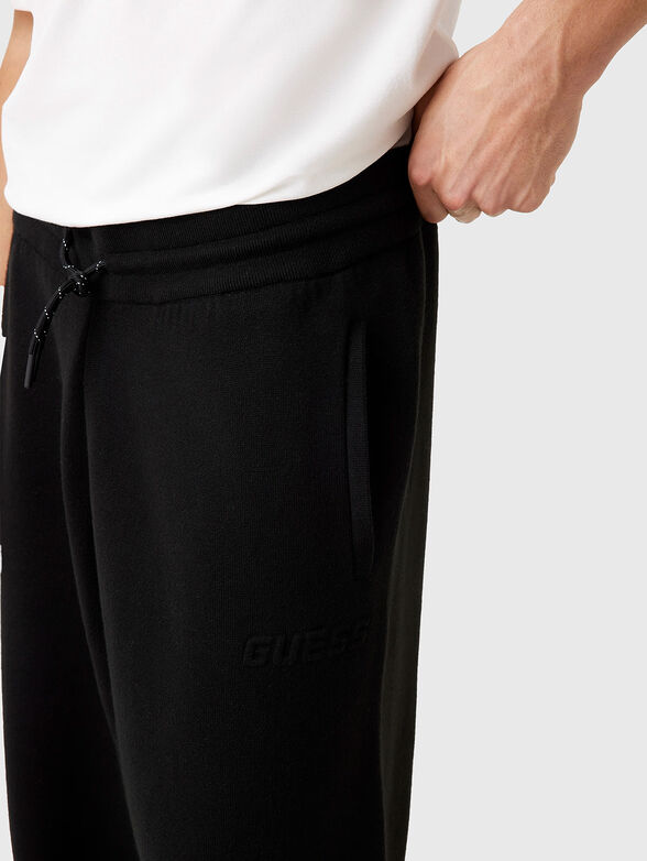 Sports pants with embossed logo - 3