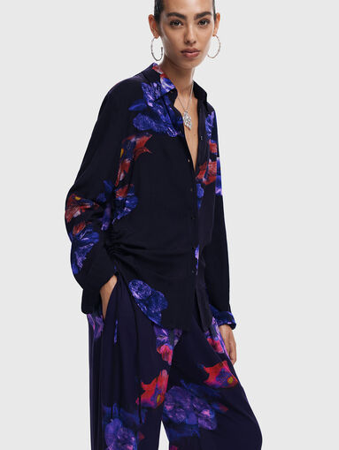 Trousers with floral accents - 3