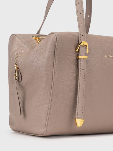 Leather bag in beige color - 4