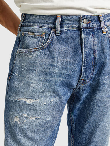 Blue jeans with ripped details - 4