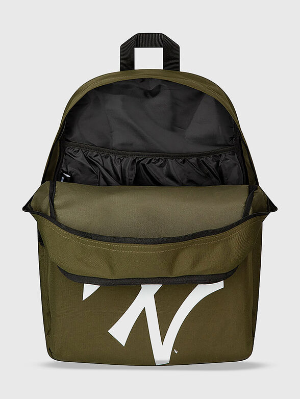 Backpack with contrasting logo - 4
