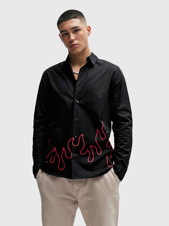 Черна риза EMERO с акцентен принт - 1