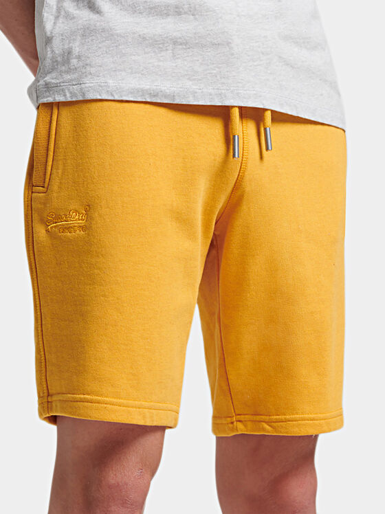 Спортни къси панталони в жълт цвят - 1