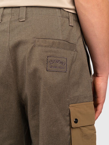 Cargo pants with contrast pockets - 2