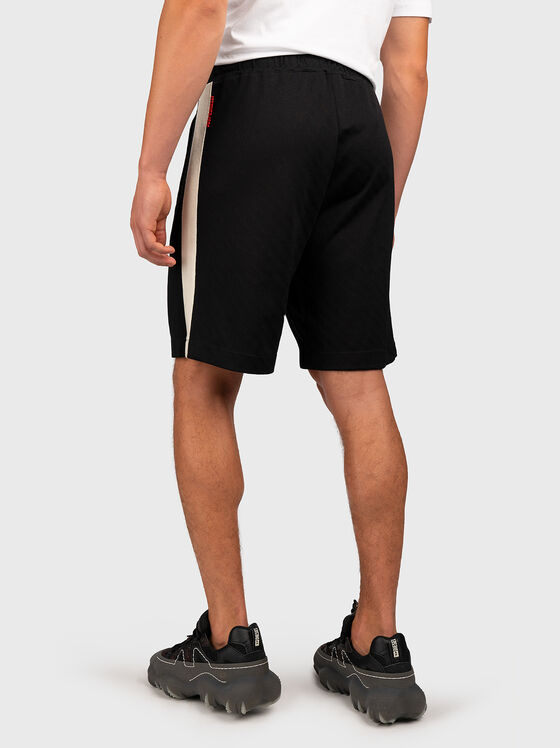 Shorts with contrast stripes  - 2