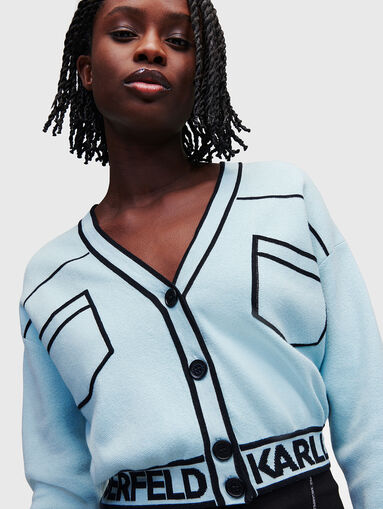 Blue cropped cardigan with contrasting elements - 4
