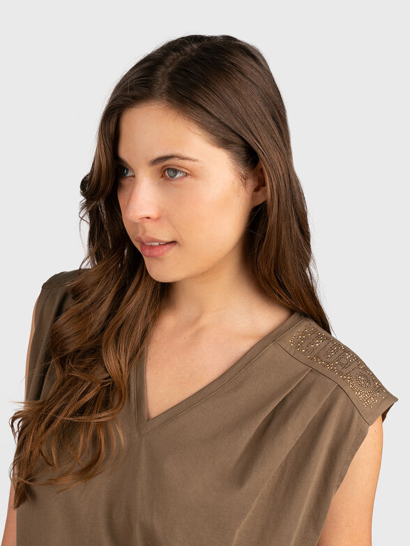 V-neck T-shirt with rhinestones - 4